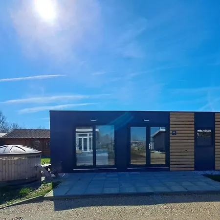 Holiday home Cube 97 I 4 Persoons Met Hottub *