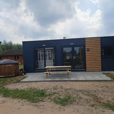 Cube 97 I 4 Persoons Met Hottub * Zennewijnen