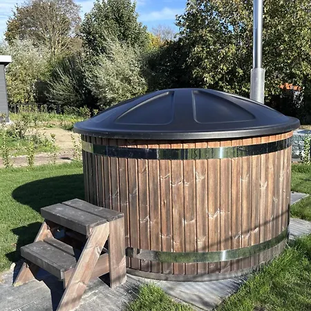 Cube 97 I 4 Persoons Met Hottub Vakantiehuis *